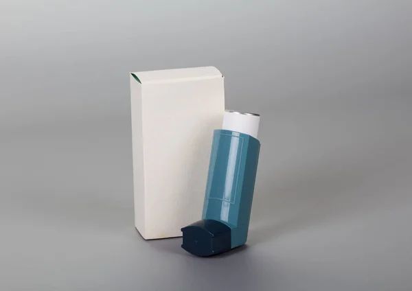 Přístroj pro inhalaci s dávkovačem na šedé — Stock fotografie
