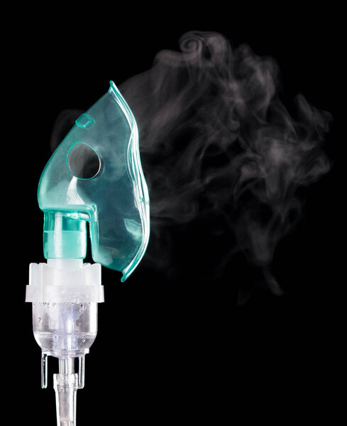 Ингалятор в руках женщины изолирован на черном фоне
