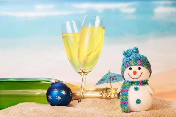 Fles en twee glazen met champagne, sneeuwpop, kerstbal — Stockfoto