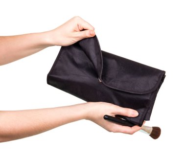 Kadınların elinde kozmetik bir fırça ve bir çanta izole edilir. 