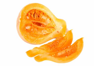 Yarım olgun balkabağı ve beyaz arka planda izole edilmiş iki dilim..