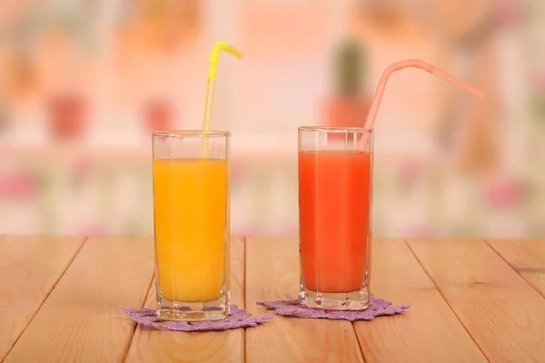 Dos vasos de zumos frescos de naranja y pomelo, pajitas —  Fotos de Stock