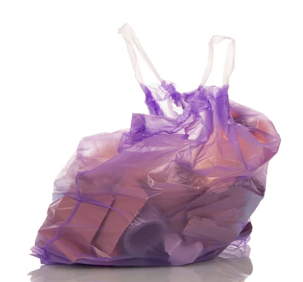 Saco de polietileno lilás com alças, cheio de lixo — Fotografia de Stock