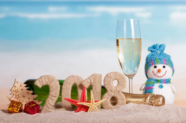 Yeni yıl yazıtları 2018, şişe ve cam şampanya, kardan adam — Stok fotoğraf