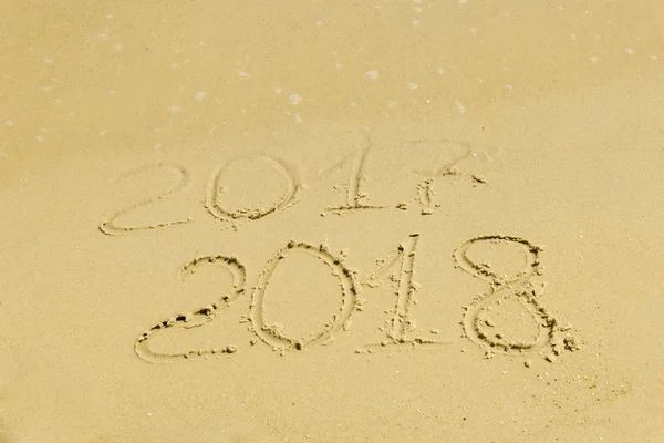 L'inscription sur le sable de 2017 est emportée par l'eau — Photo