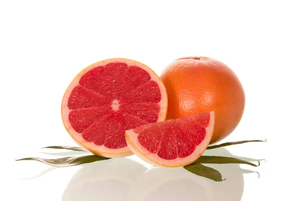 Ganze Grapefruit und Scheiben isoliert auf weiß — Stockfoto