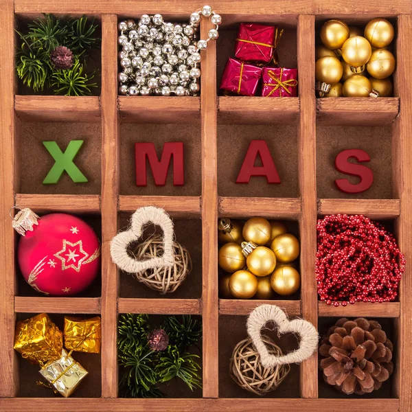 Weihnachtsschmuck in einer Holzkiste und die Aufschrift "Weihnachten" — Stockfoto