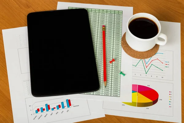 Tablet, Tasse Kaffee, Bleistift, Knöpfe, Blatt Papier — Stockfoto