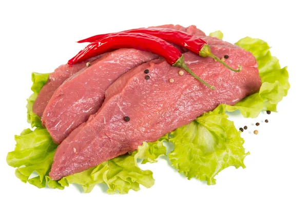 Pedaços de carne crua, alface e pimentos diferentes são isolados — Fotografia de Stock