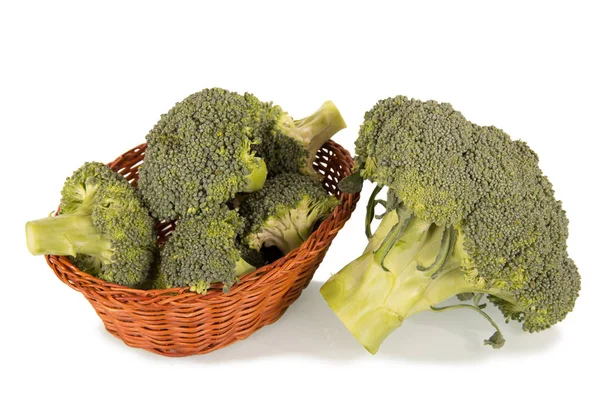 Sepette taze brokoli ve neredeyse izole edilmiş beyaz bir brokoli. — Stok fotoğraf