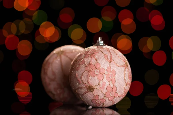 Decorações de Natal na forma de bolas em um fundo escuro — Fotografia de Stock