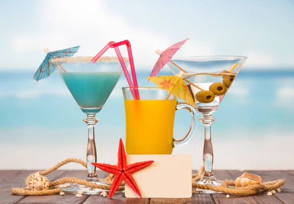 Cocktail, glas sinaasappelsap en alcohol met olijven — Stockfoto