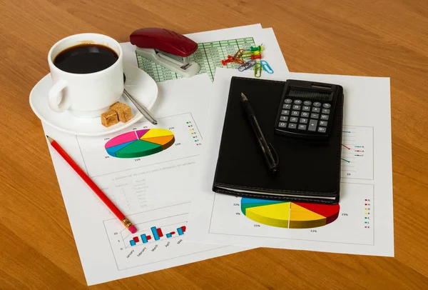 Tazza di caffè, calcolatrice, penna, blocco note, fogli di carta — Foto Stock