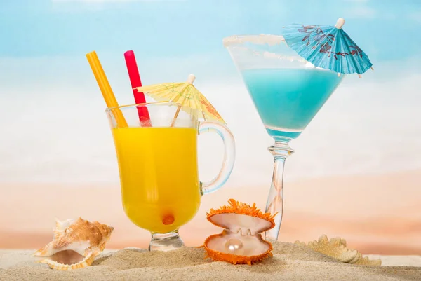 Cocktail, bicchiere di succo d'arancia con ombrelloni, cofanetto — Foto Stock
