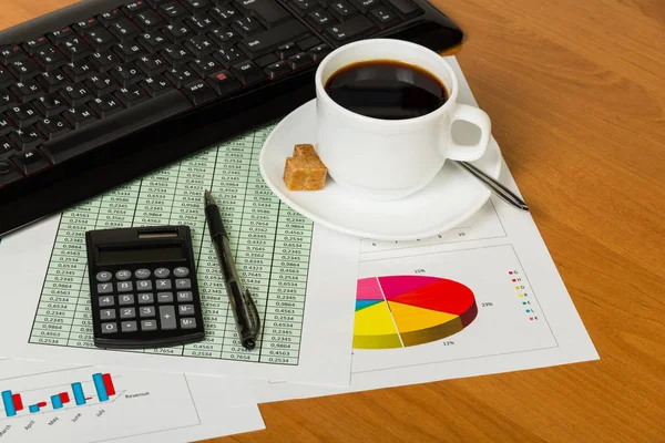 Tastiera, tazza di caffè, penna, fogli di carta conto e grafici — Foto Stock