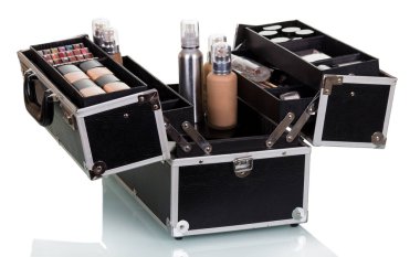 Profesyonel makyajlı açık dosya beyaza izole edildi.