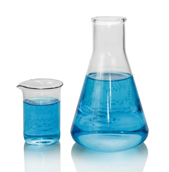 Una fiaschetta chimica, becher con liquidi blu — Foto Stock