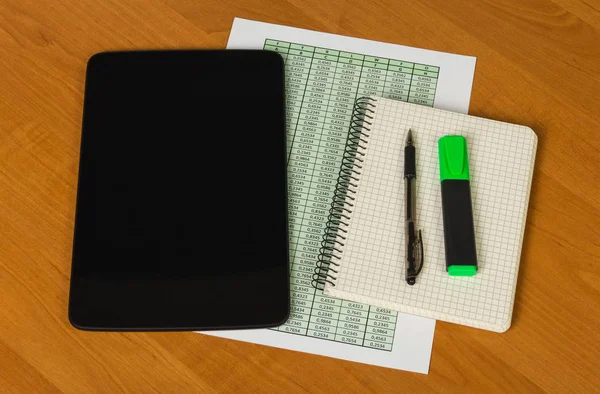 Tablet, penna, pennarello, blocco note e foglio di carta con account — Foto Stock