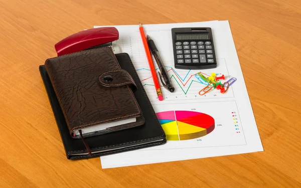 Bloc-notes, calculatrice, stylo, crayon, feuille de papier avec graphiques — Photo