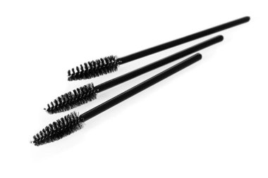 Kirpiklere rimel sürmek için kozmetik püsküller izole edilmiş 