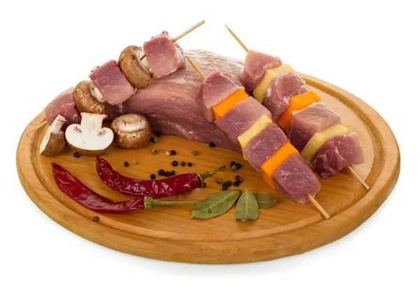 Placa, partes de porco cru, verduras e cogumelos em madeira — Fotografia de Stock