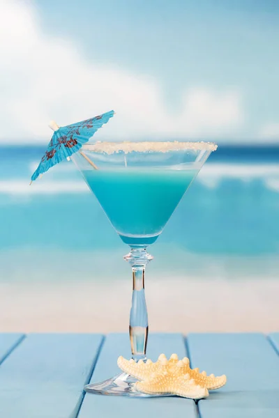 Şemsiyeli ve deniz yıldızlı kokteyl. — Stok fotoğraf