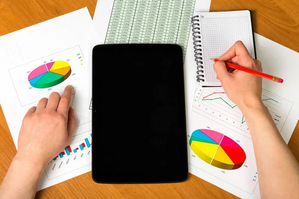 Tablet, Frauenhand mit Bleistift, Notizbuch, Laken — Stockfoto