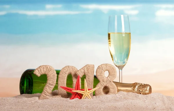 Nieuwjaarsinscriptie 2018, fles en glas champagne — Stockfoto