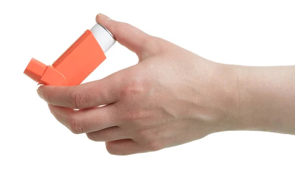Mână de sex feminin care ține un inhalator de astm, izolat pe backgrou alb — Fotografie, imagine de stoc