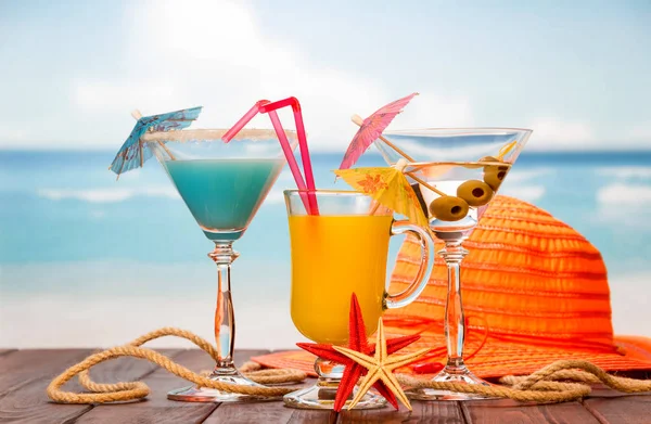 Cocktail, glas sinaasappelsap en alcohol met olijven, hoed — Stockfoto