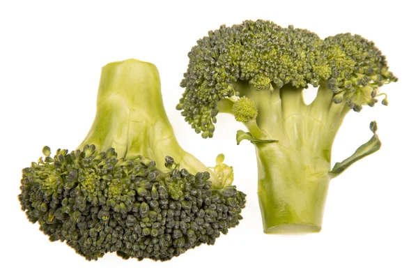 Beyaz üzerine izole edilmiş iki olgun brokoli.. — Stok fotoğraf