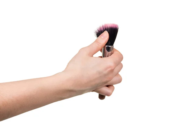 Makyaj için kadın eli kozmetik fırçasında beyazlar izole edilir. — Stok fotoğraf