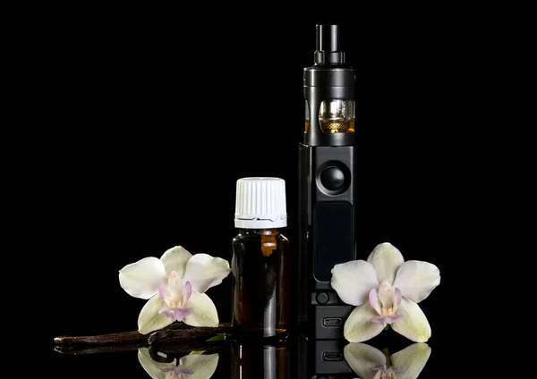 Sigaretta elettronica con liquido con aroma di vaniglia per vaporizzare isolato — Foto Stock