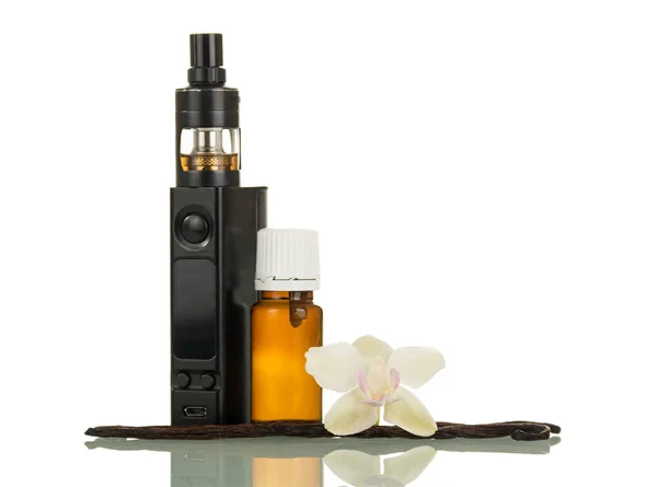 Cigarrillo electrónico con líquido con aroma a vainilla para vapear aislado sobre blanco — Foto de Stock