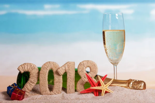 Nyår inskription 2018, flaska och glas champagne, presenter — Stockfoto