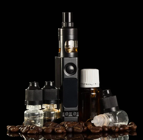 Cigarrillo electrónico y líquido, granos de café aislados en negro — Foto de Stock
