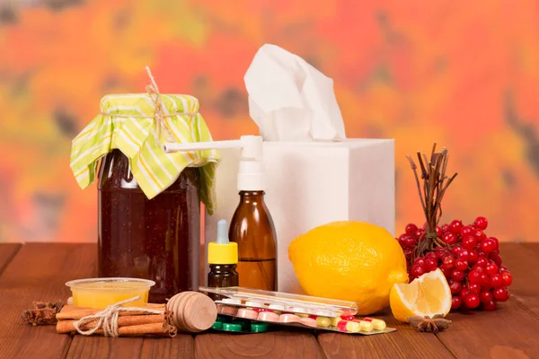Jam, viburnum and lemon for tea, medications on the table — 图库照片