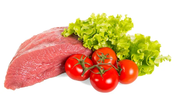 Шматок сирої яловичини, помідорів і листя салату ізольовані на білому — стокове фото
