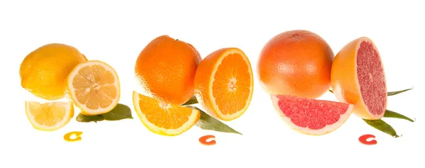 Citroen, sinaasappel, grapefruit en gesneden plakjes wit — Stockfoto