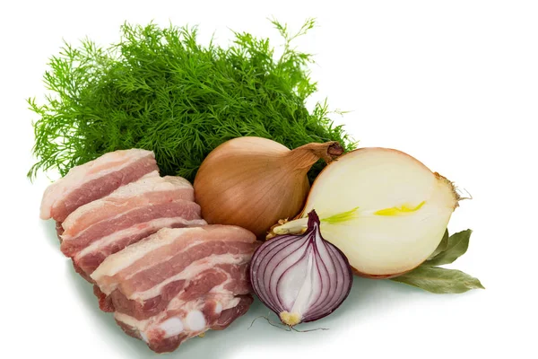 Trozos de carne de cerdo, diferentes cebollas y racimo —  Fotos de Stock