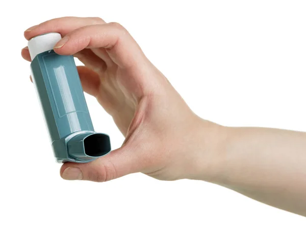 Inalatore di asma in mano femminile isolato su sfondo bianco . — Foto Stock