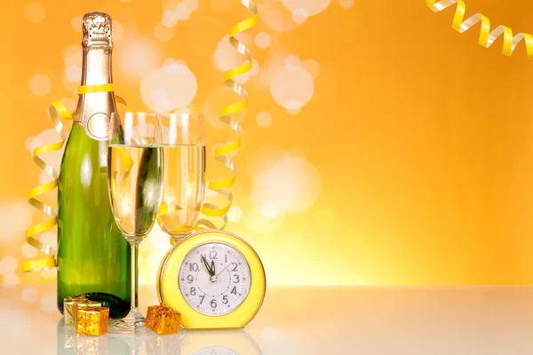 Wachten Vakantie Fles Champagne Klok Tafel Achtergrond — Stockfoto