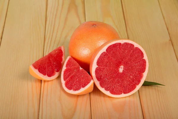 Gehele Grapefruit Gehakte Stukken Houten Tafel — Stockfoto