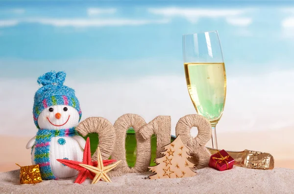Inscrição de Ano Novo 2018, garrafa e copo de champanhe — Fotografia de Stock