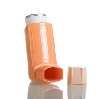 Beyaz bir arka plan üzerinde izole astım inhaler.