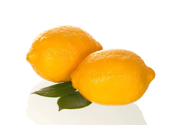 Zwei Leuchtend Gelbe Zitronen Mit Blättern Auf Weißem Hintergrund — Stockfoto