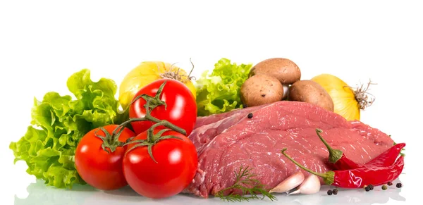 Trozo de carne cruda, tomate, setas, cebolla, lechuga, eneldo —  Fotos de Stock