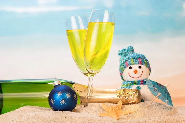 Flaska och två glas med champagne, snögubbe, julklapp — Stockfoto