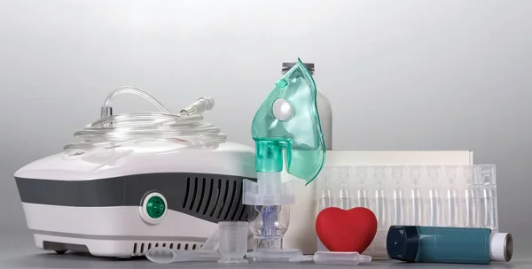 Inhalador Portátil Compresor Con Máscara Medicación Dosificadora Sobre Fondo Gris —  Fotos de Stock