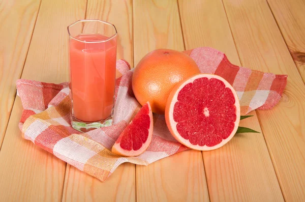 Grapefruits Und Glas Saft Auf Holztisch — Stockfoto